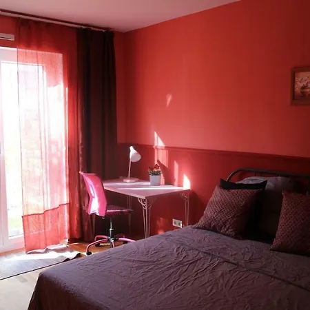 Sunshine With Garden Apartment *